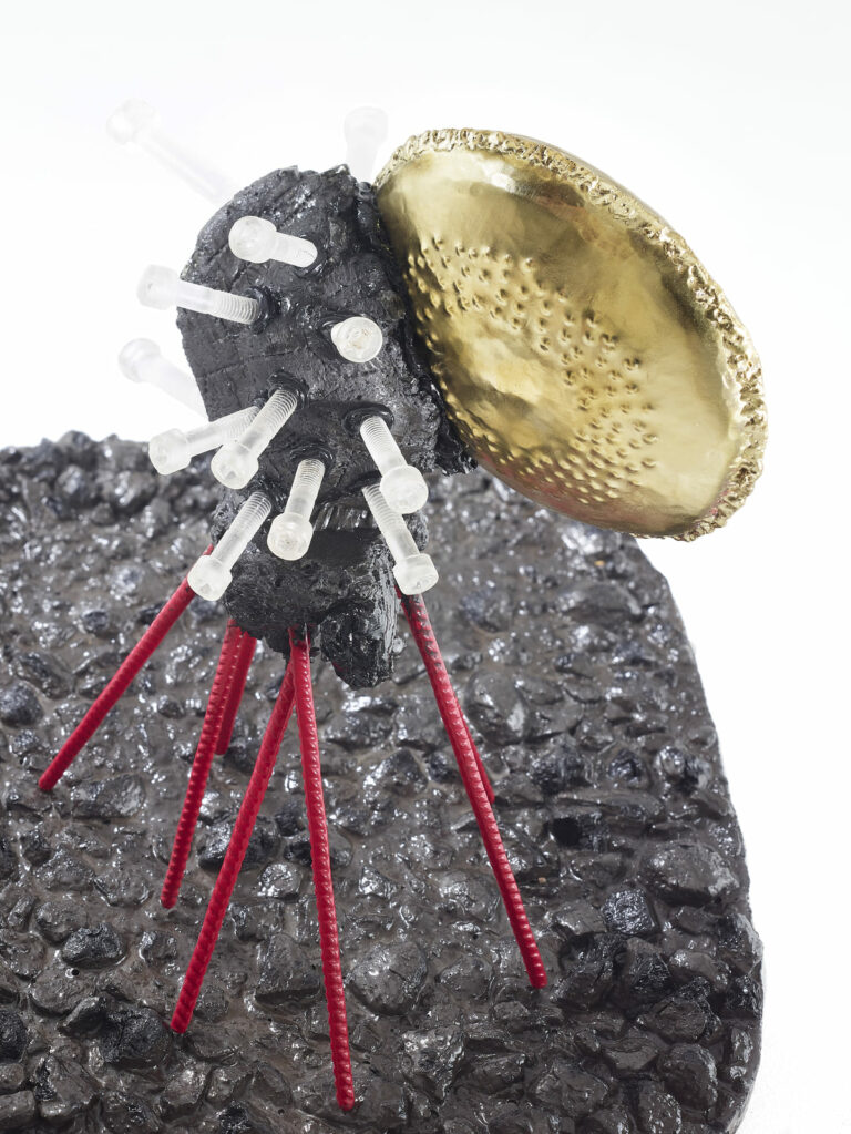 Découvrez la vue du dessus de la sculpture contemporaine de Frédéric Naud, Carbon Rock Globul Screws