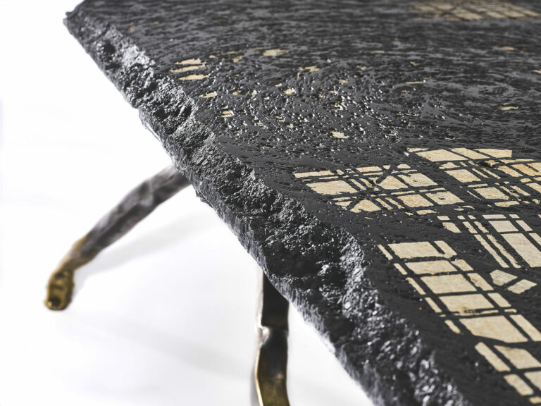 Présentation d'un détail du plateau et de la bordure de la sculpture fonctionnelle réalisée par l'artiste Fred Naud, Carbon Rock Coffee Table
