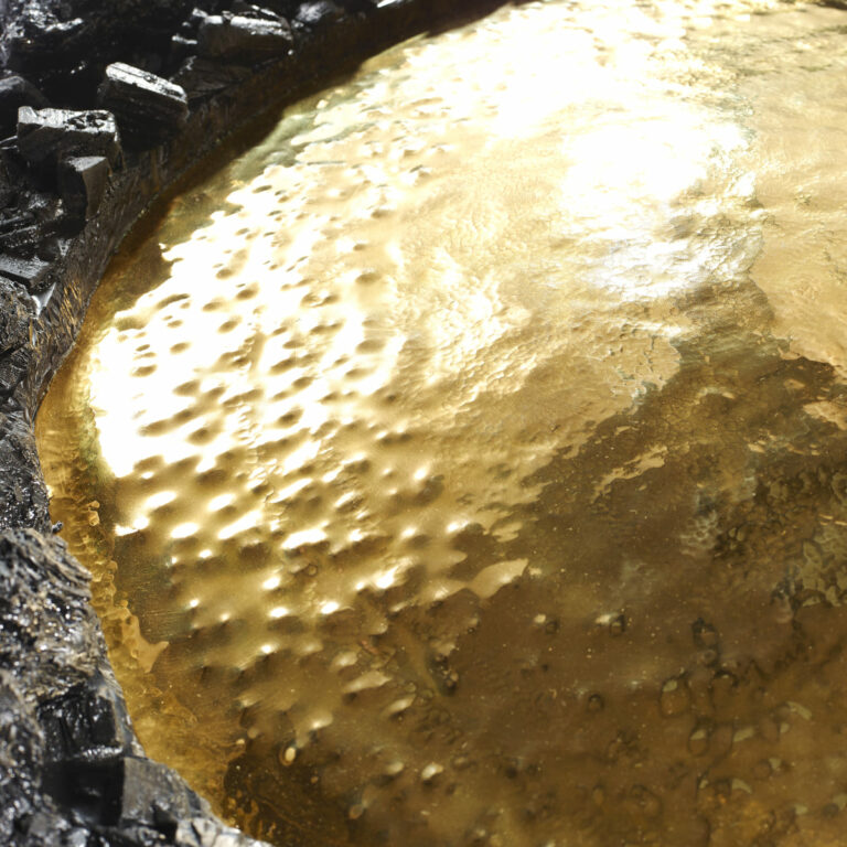 Présentation de la partie centrale en laiton de l'oeuvre Carbon Rock Gold Sun, réalisée par l'artiste contemporain Frédéric Naud