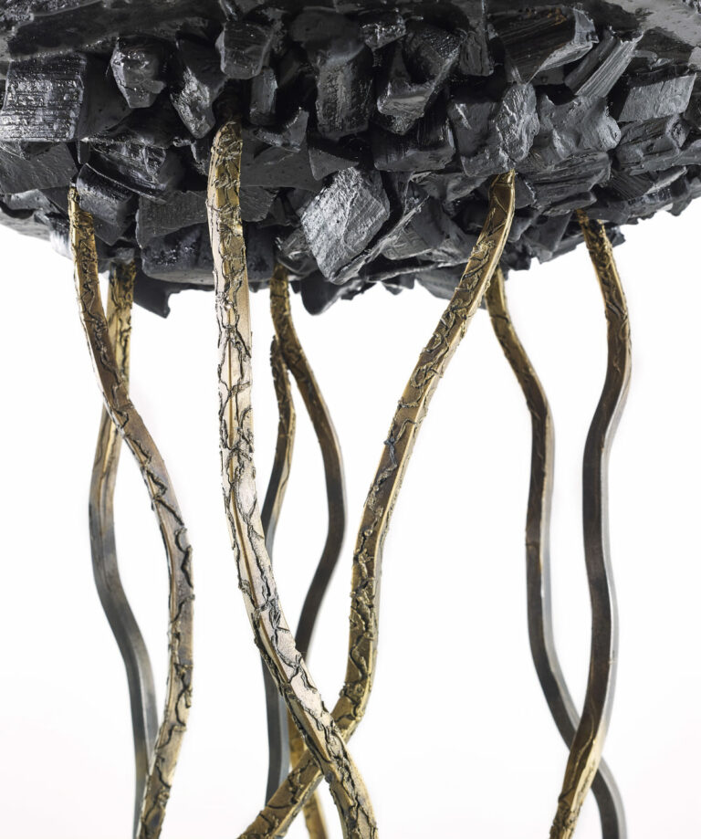 Présentation d'un détail du dessous de la sculpture fonctionnelle Carbon Rock Side Table, réalisée par Fred Naud l'artiste
