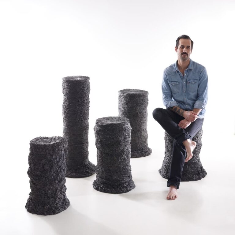Présentation des sculptures Carbon Rock Stromatolites avec l'artiste Fred Naud qui pose