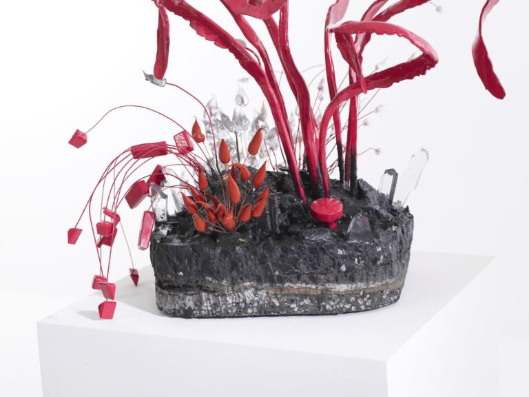 Présentation du piètement de la sculpture contemporaine Carbon Rock Globul Plant