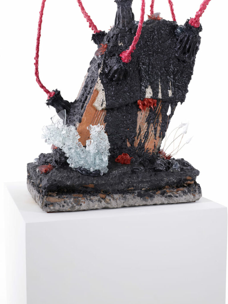 Vue en détail du pied de la nouvelle version de l'oeuvre Carbon Rock Pad, de l'artiste contemporain français Frédéric Naud.