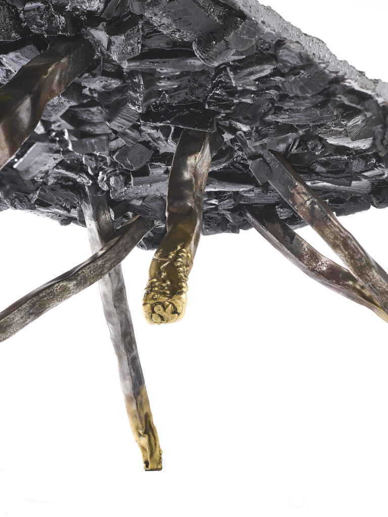 Vue de dessous de la première oeuvre de Frédéric Naud, l'artiste sculteur français contemporain, vivant à Nantes