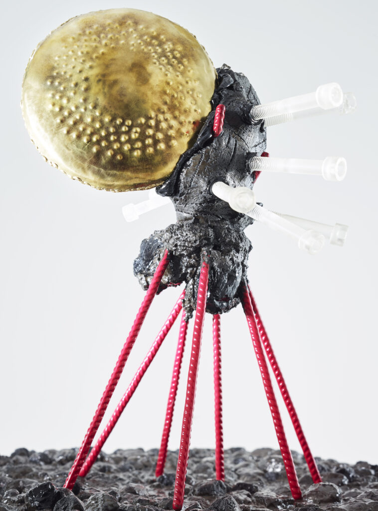 Vue de coté de la petites sculpture de l'artiste contemporain Frédéric NAUD