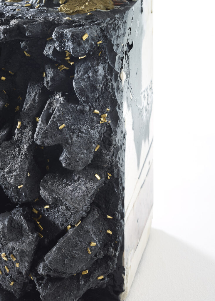 Photo du détail du bas de l'oeuvre réalisée par le sculpteur contemporain et français, Frédéric Naud