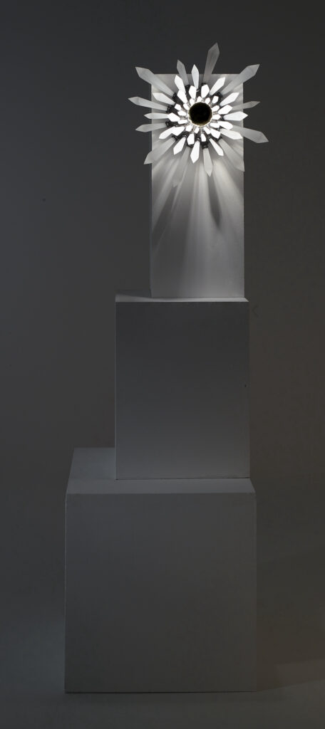 Photo de face et dans la noir de l'oeuvre lumineuse du sculpteur français contemporain Frédéric NAUD