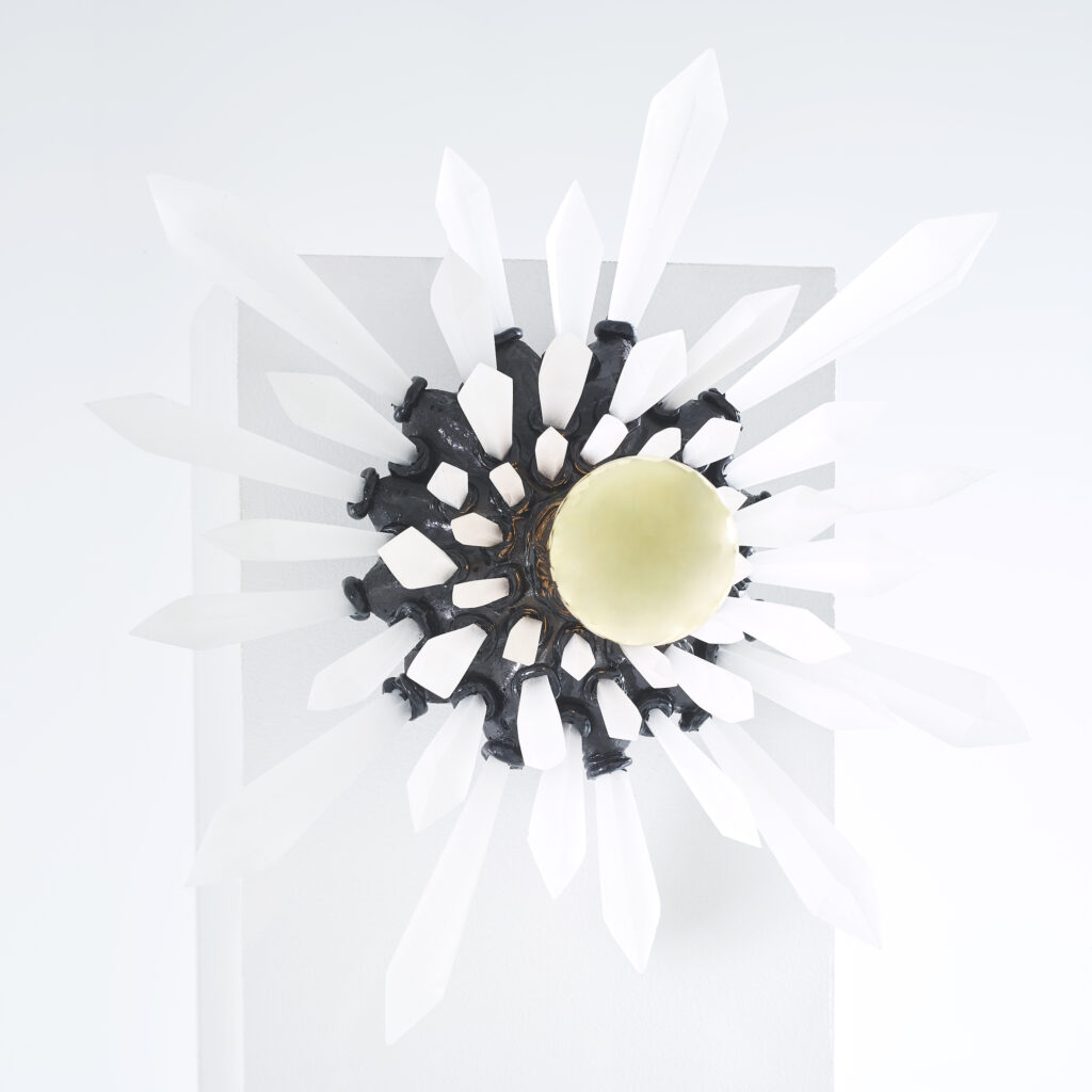 Photo de face de l'oeuvre lumineuse du sculpteur français contemporain Frédéric NAUD