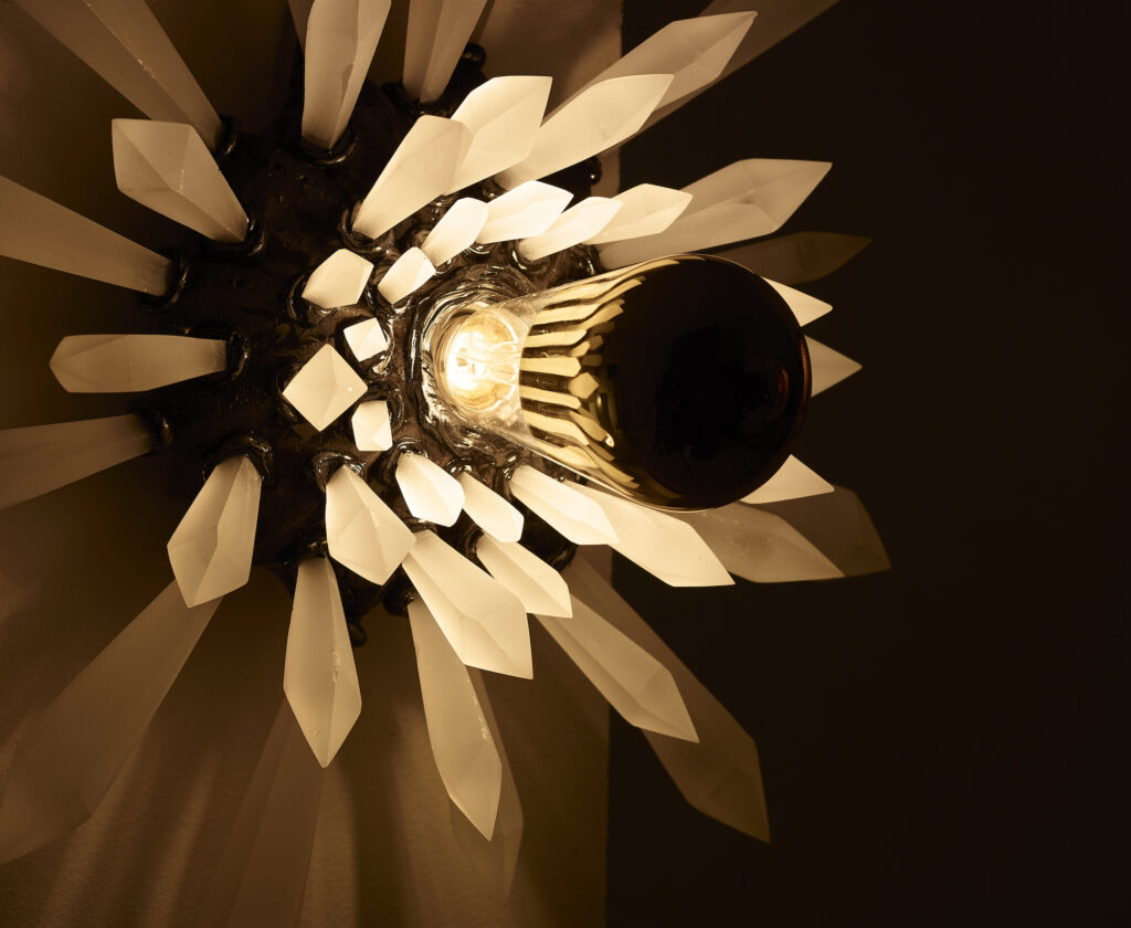 Photo des détails de l'oeuvre lumineuse du sculpteur français contemporain Frédéric NAUD