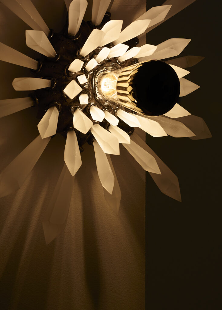 Photo des détails dans le noir de l'oeuvre allumée du sculpteur français contemporain Frédéric NAUD