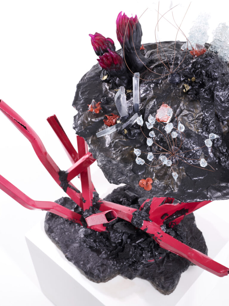 Photo du dessus, d'une sculpture de l'artiste contemporain Fred Naud