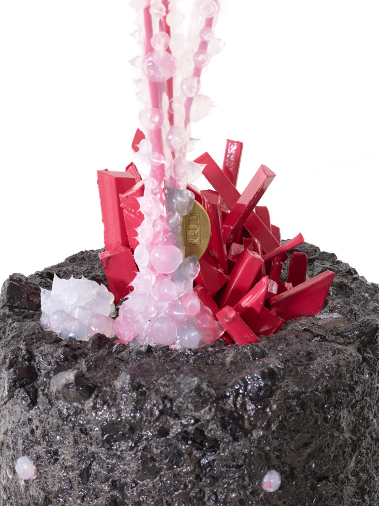 Vue du détail de la base de la belle sculpture du sculpteur français contemporain Fred NAUD