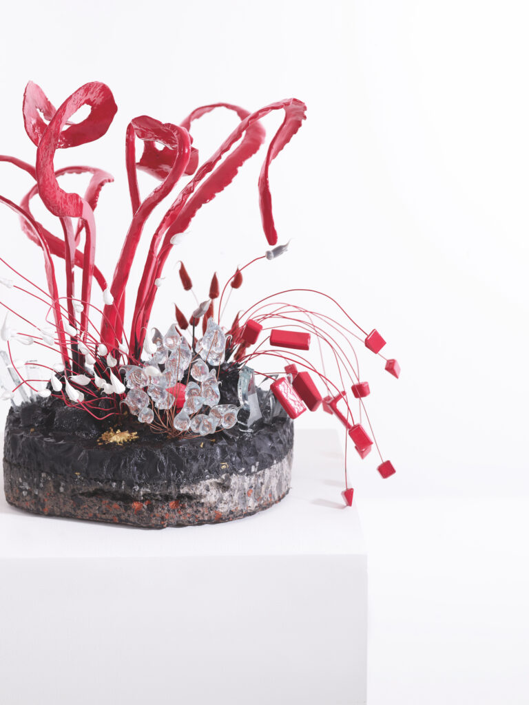 Vue proche d'une oeuvre majestueuse du sculpteur français contemporain Frédéric Naud