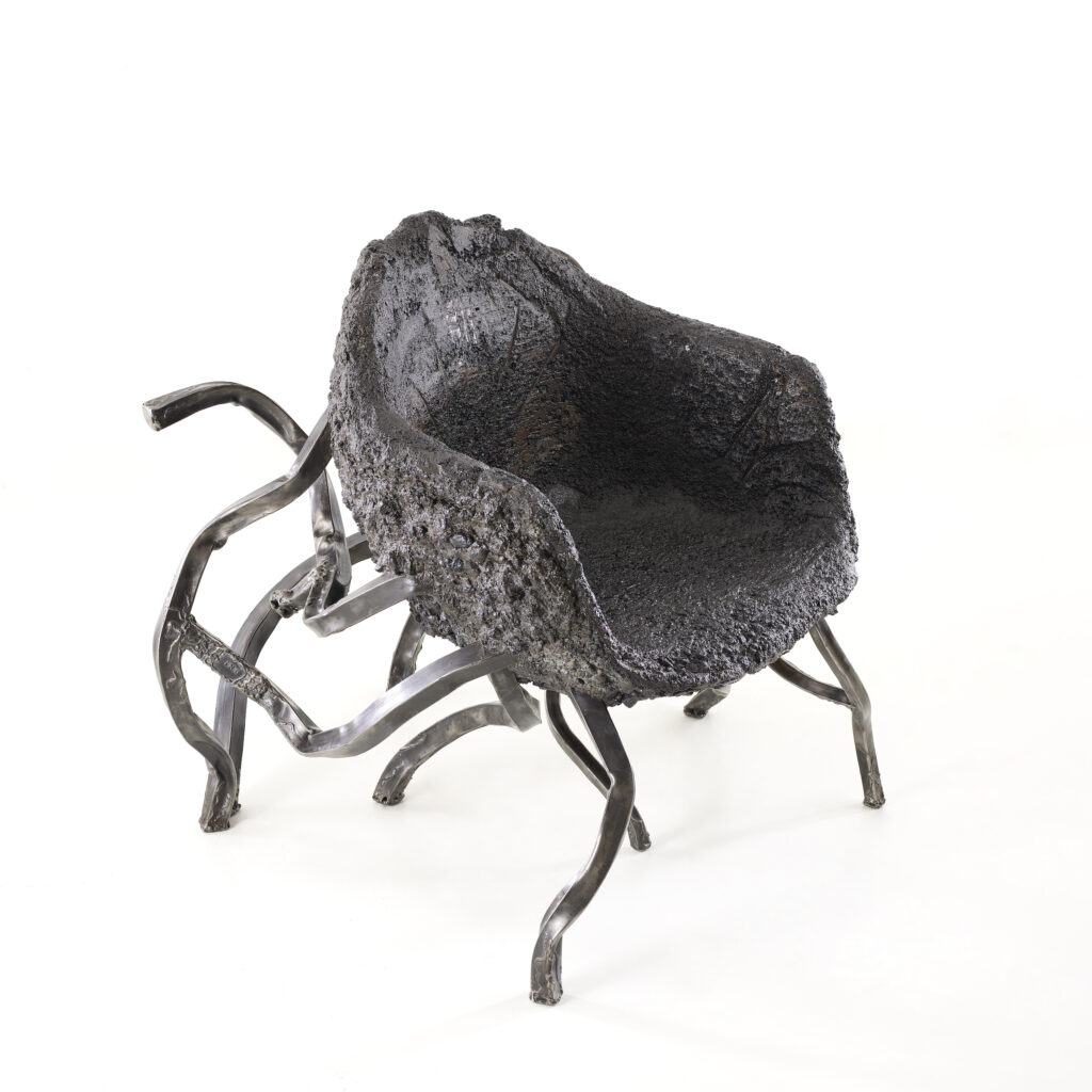 Vue latérale du siège sculpturale de l'artiste français Frédéric NAUD