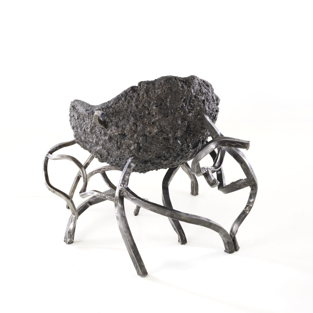 Vue arrière du siège sculpturale de l'artiste français Frédéric NAUD