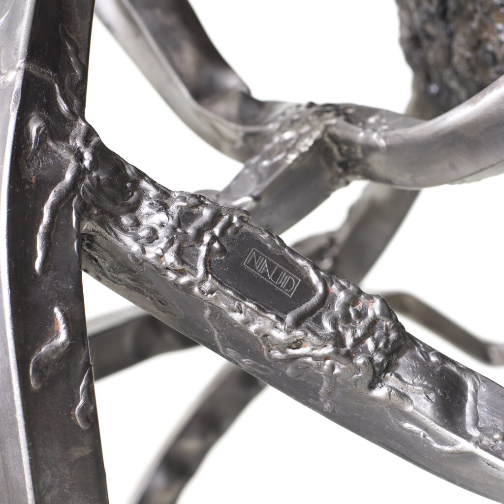 Vue de la signature du siège sculpturale de l'artiste français Frédéric NAUD