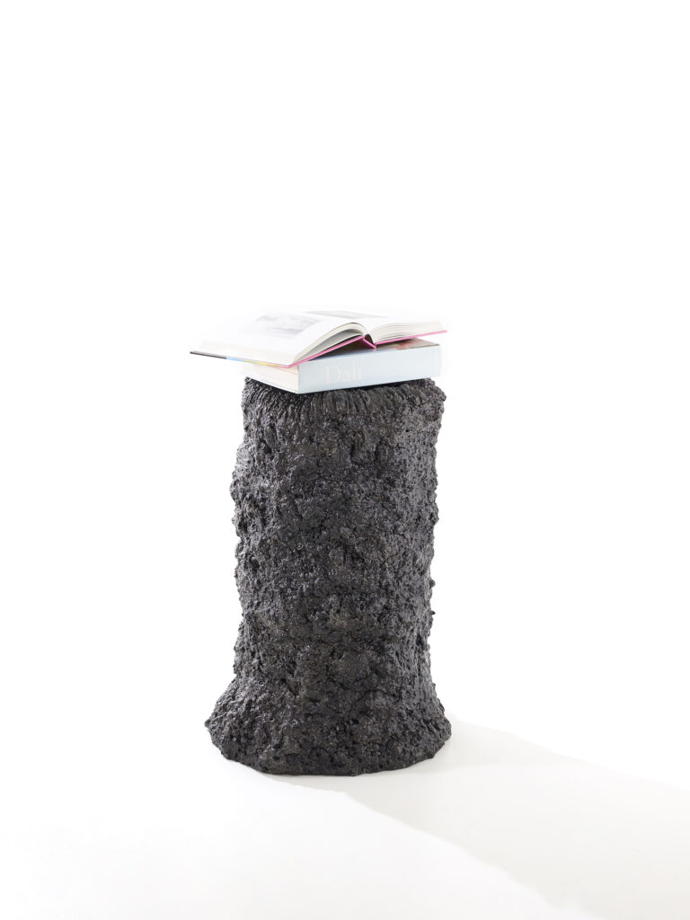 Mise en situation d'une sculture monolithique de l'artiste sculpteur Fred NAUD