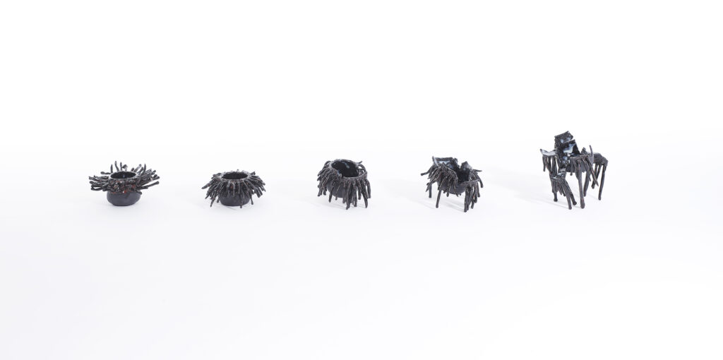 Photo de l'oeuvre céramique Polyptyque du sculpteur Fred Naud, réalisée en collaboration avec Jad Céramique