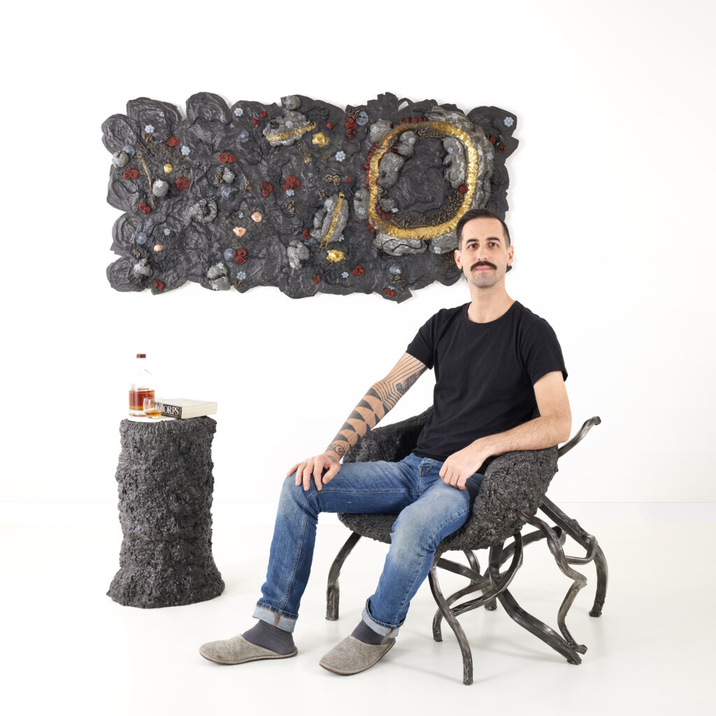 Photo de Gildas PARÉ d'un ensemble d'oeuvre avec les sculpteur Fred Naud en chaussons, comme dans son salon