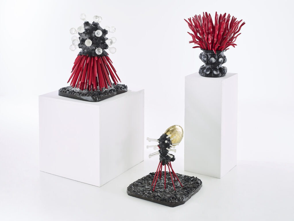 Vue d'un lot de sculptures type Néo-Organismes de l'artiste et sculpteur contemporain Frédéric NAUD