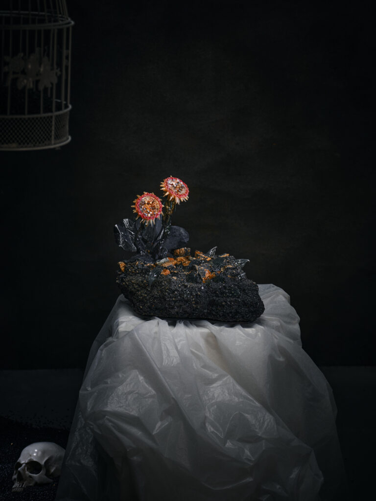 Photo mise en scène d'une oeuvre contruite comme un mini-monde de l'artiste sculpteur français Frédéric Naud