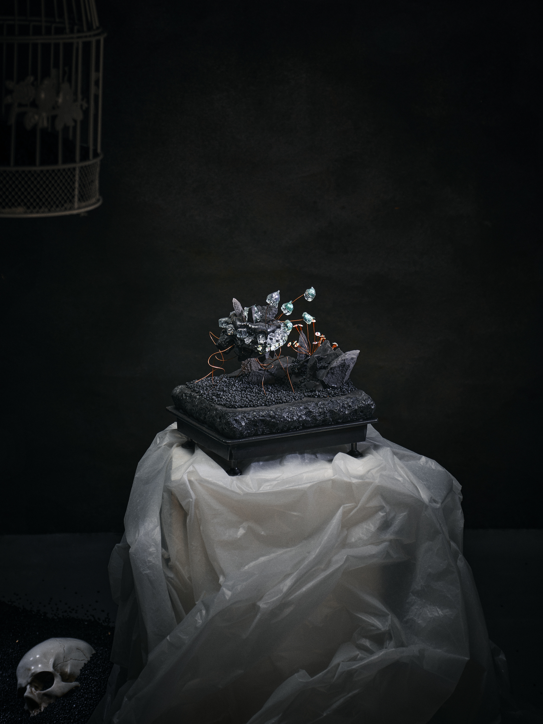 Photo mise en scène pièce minimaliste et forte d'un mini-monde de l'artiste contemporain et sculpteur français Frédéric Naud