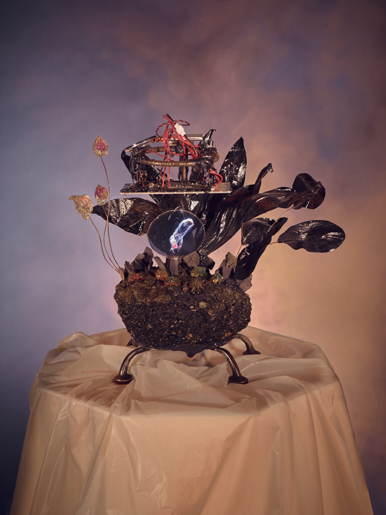 Première sculpture holographique Incarnées, de 2025 par l'artiste numérique et sculpteur Frédéruc Naud