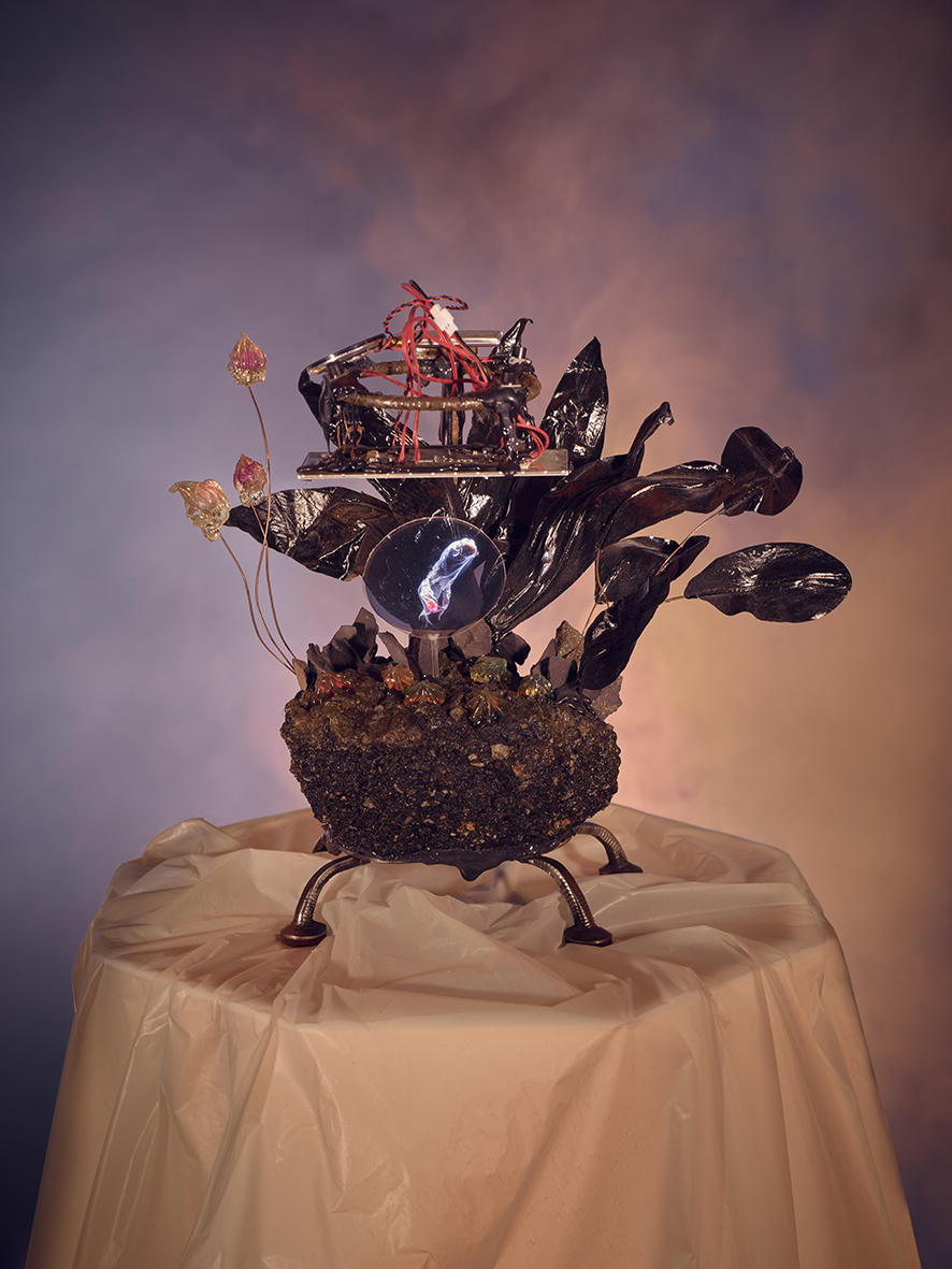 Première sculpture holographique Incarnées, de 2025 par l'artiste numérique et sculpteur Frédéruc Naud