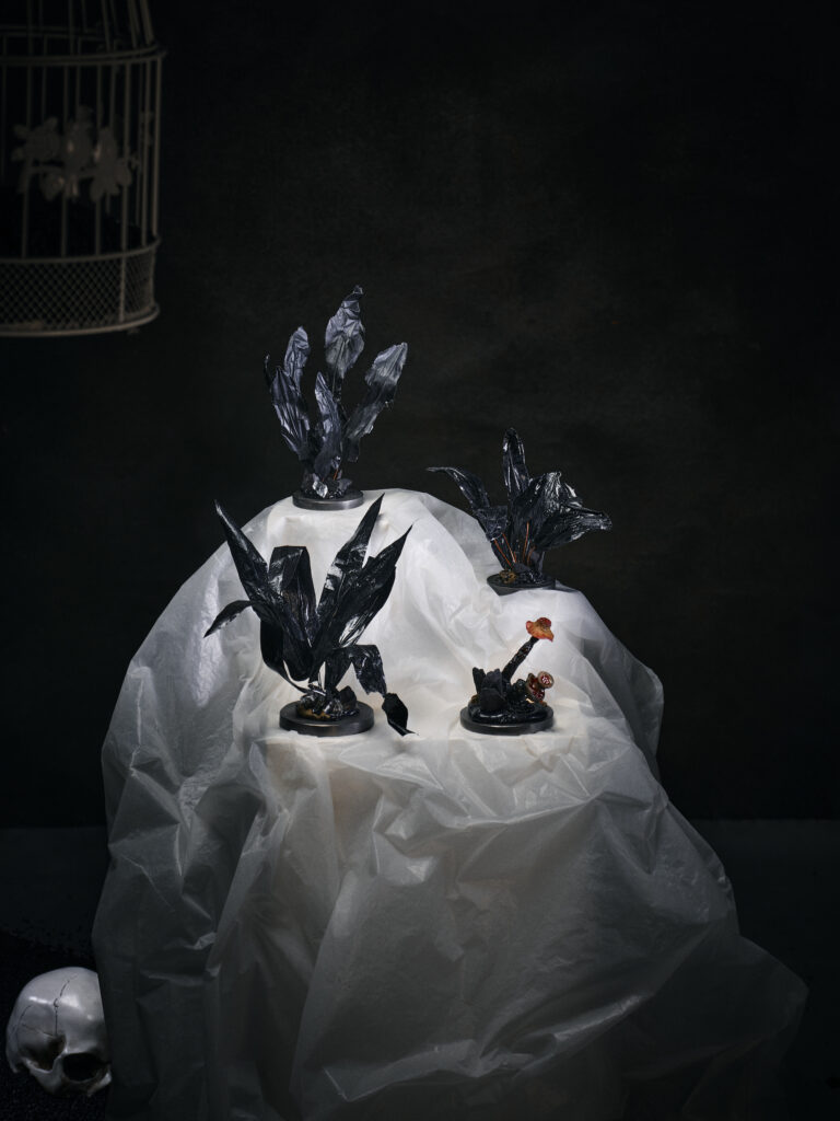 Photo d'ensemble de la série Mini-Monde de petites sculptures réalisé par l'artiste Frédéric Naud