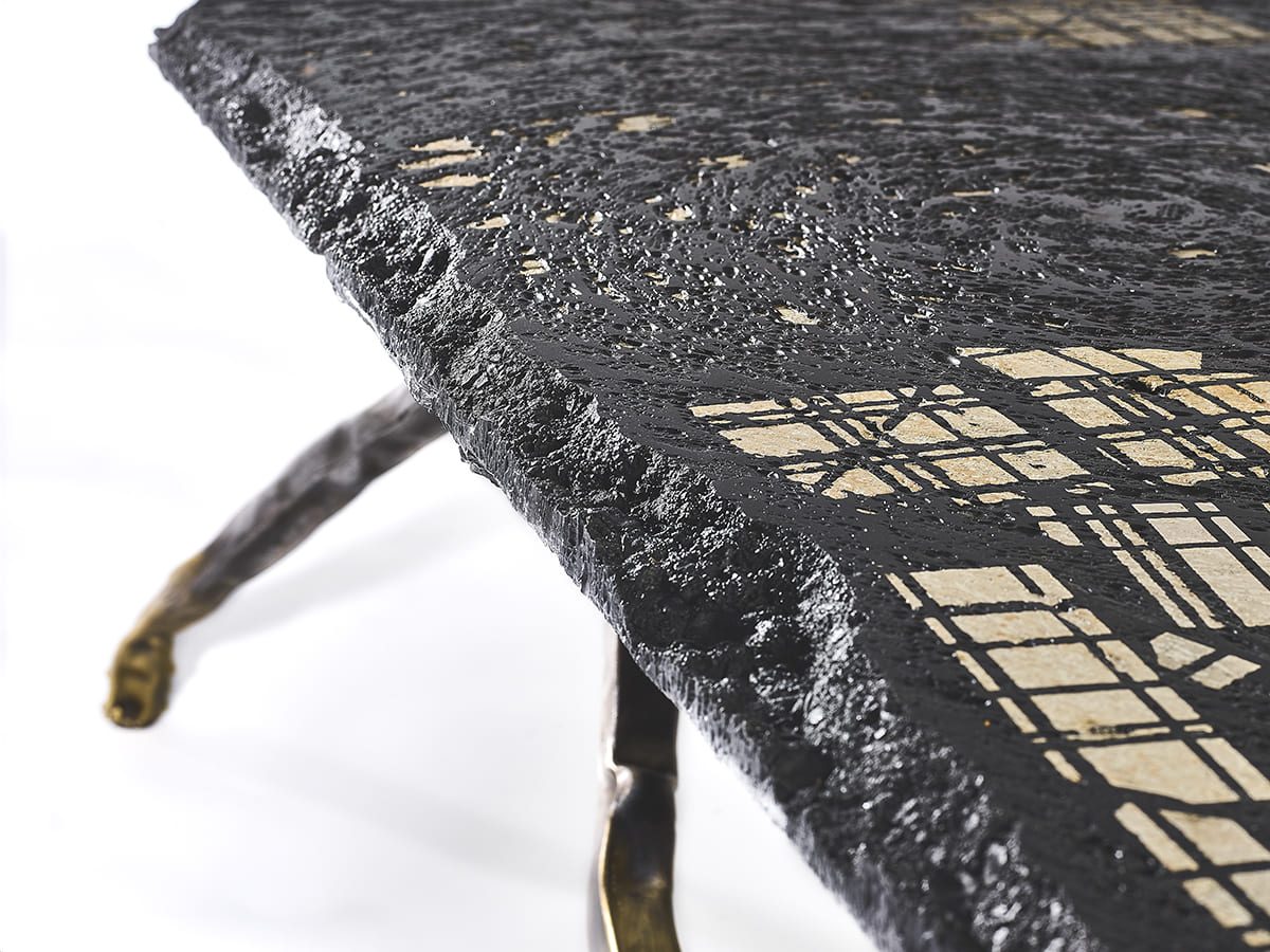 CARBON ROCK COFFEE TABLE 1.2 Présentation d'une détail du plateau et de la bordure de la sculpture fonctionnelle réalisée par l'artiste Fred Naud, Carbon Rock Coffee Table