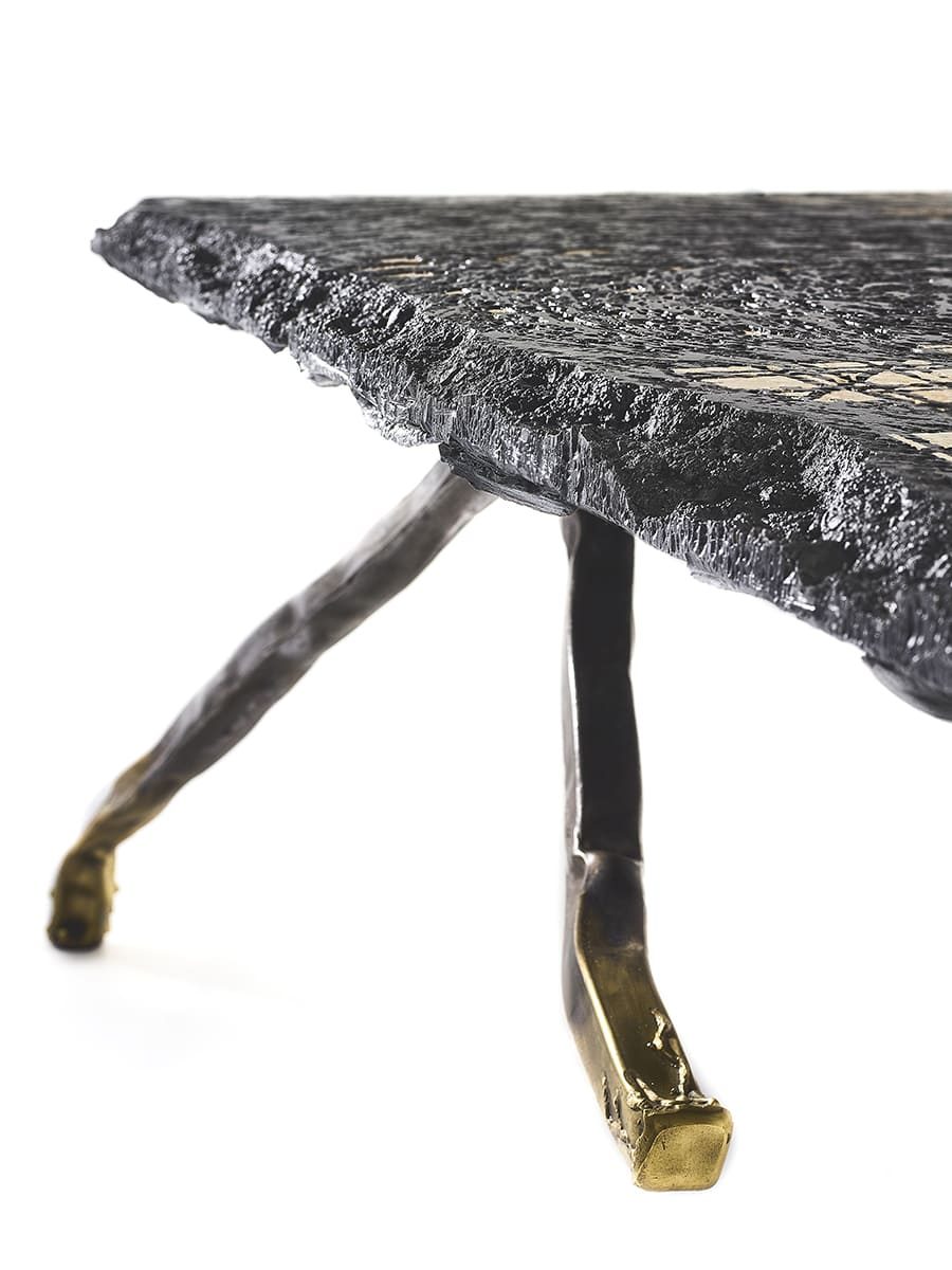 CARBON ROCK COFFEE TABLE 1.3 Présentation d'un angle de l'oeuvre fonctionnelle de Frédéric Naud, Carbon Rock Coffee Table