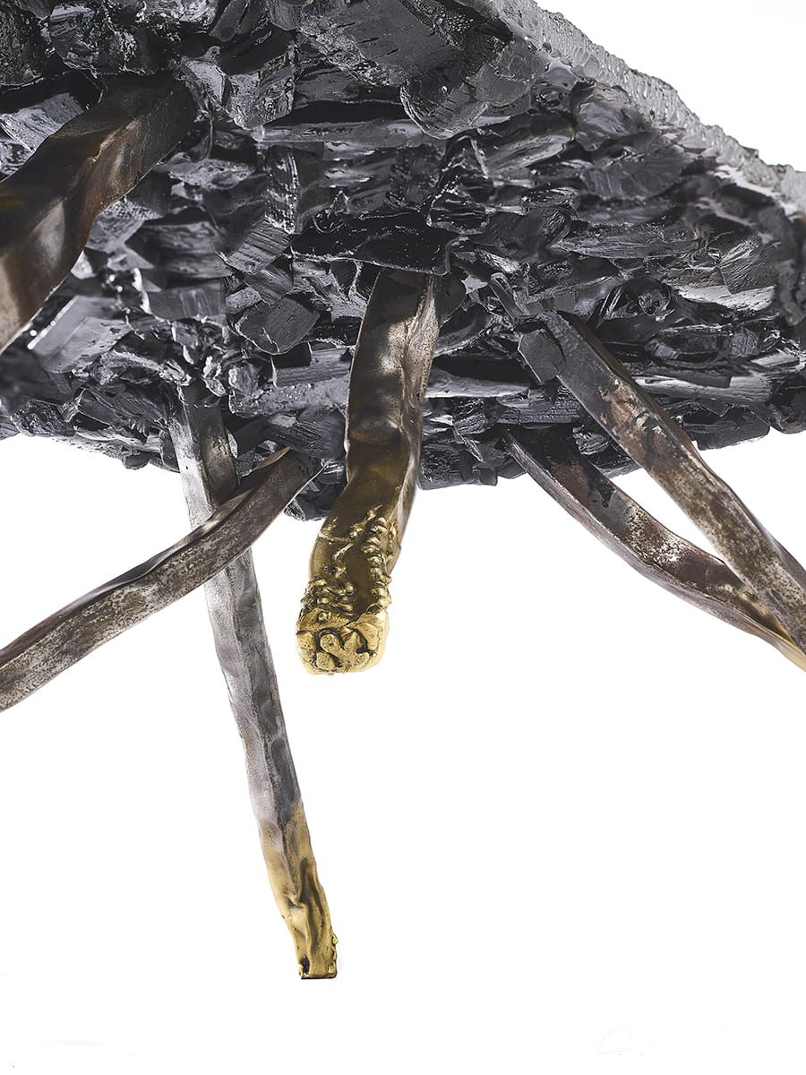 CARBON ROCK COFFEE TABLE 1.4 Présentation du dessous de la sculpture fonctionnelle de l'artiste sculpteur contemporain Fred Naud, Carbon Rock Coffee Table