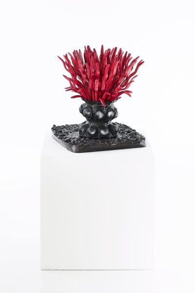 Présentation sur plot de l'oeuvre d'art Carbon Rock Globul Golf du sculpteur français Fred Naud