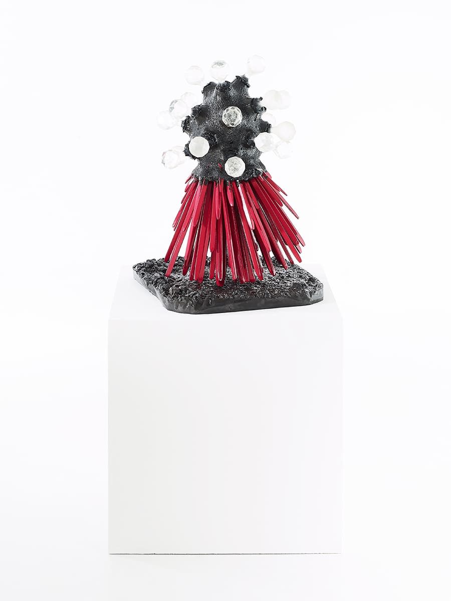 CARBON ROCK GLOBUL WINE 1.1 Présentation sur plot de la sculpture contemporaine Carbon Rock Globul Wine, de l'artiste Frédéric Naud