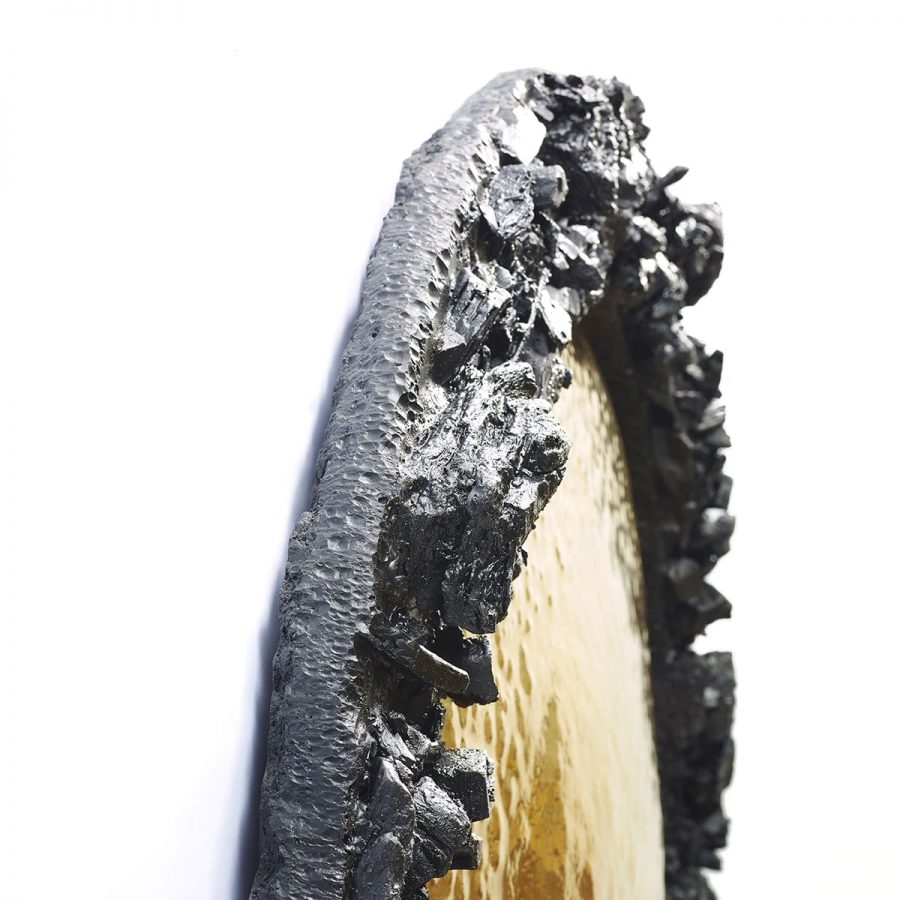 CARBON ROCK GOLD SUN 1.2 Présentation de la bordure de la sculpture murale Carbon Rock Gold Sun, réalisée par Fred Naud