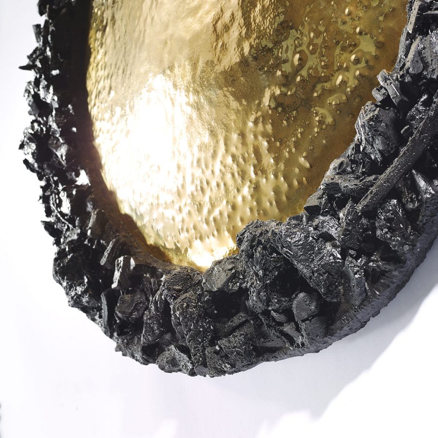 CARBON ROCK GOLD SUN 1.3 Présentation d'un détail du bas de la sculpture murale Carbon Rock Gold Sun