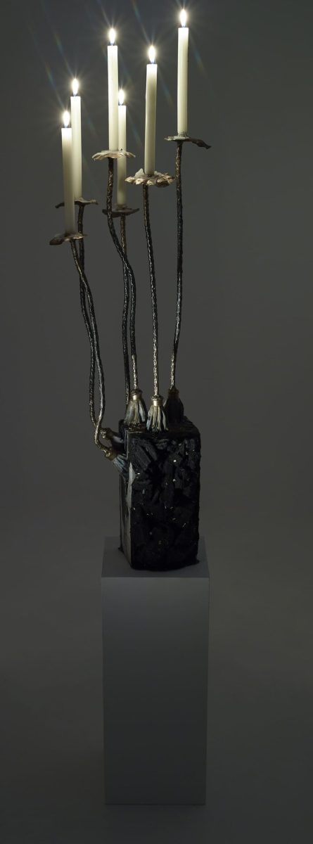 Présentation de nuit et bougies allumées, de la sculpture fonctionnelle Carbon Rock Pad