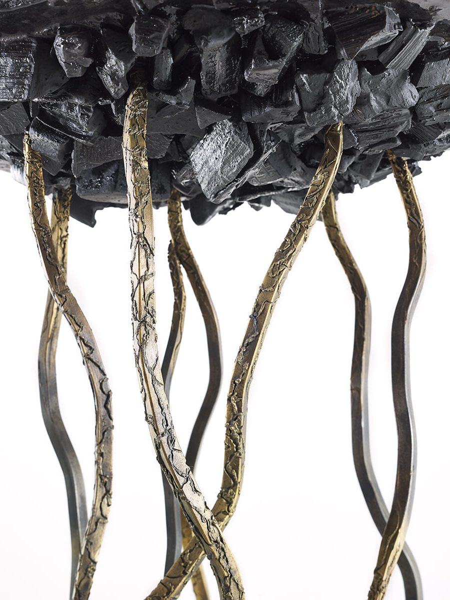 CARBON ROCK SIDE TABLE 1.2 Présentation d'un détail du dessous de la sculpture fonctionnelle Carbon Rock Side Table, réalisée par Fred Naud l'artiste