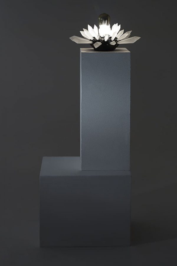 CARBON ROCK WALL LIGHT 1.2 Présentation de l'oeuvre lumineuse Carbon Rock Wall Light allumée et dans le noir.