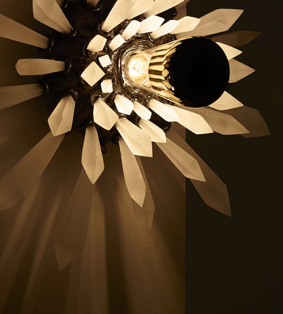 CARBON ROCK WALL LIGHT 1.8 Présentation dans le noir et allumée de la sculpture lumineuse Carbon Rock Wall Light