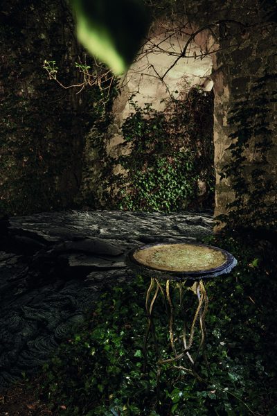 Carbon Rock 11 Présentation de la sculpture contemporaine Carbon Rock Side Table de l'artiste Français Fred Naud, dans un cadre naturel