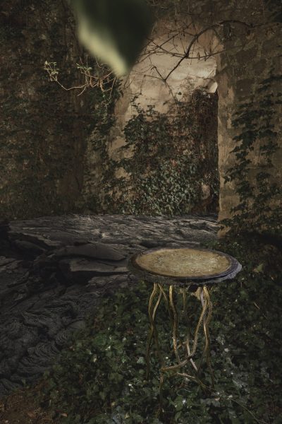 Présentation de la sculpture contemporaine Carbon Rock Side Table de l'artiste Français Fred Naud, dans un cadre naturel