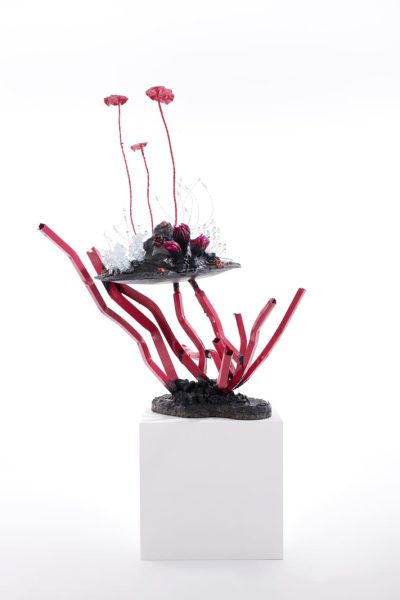 Vue intégrale de la sculpture contemporaine Carbon Rock Flat Earth de Fred Naud