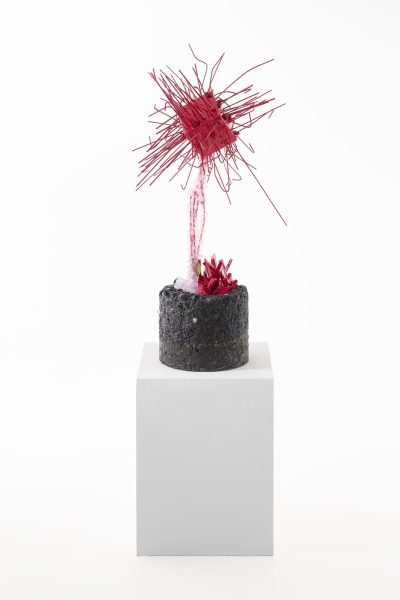 Vue entière de la sculpture contemporaine Carbon Rock Globul Line